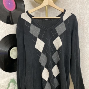 Rutig tröja - Älskar denna tröja men använder inte längre. Har strl s och den sitter fint ocersized på mig. Köpt secondhand skriv till mig vid intresse 