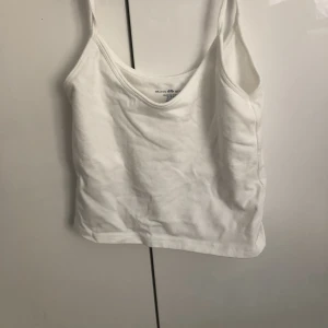 Linne - Fint linne från brandy Melville, ingen storlek för dem har one size. Super fint och inte användt många gånger💗