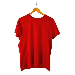 Garderobsrensning  T-shirt från East West  Alla kläder är hela och nytvättade och använd vid ett fåtal tillfällen.