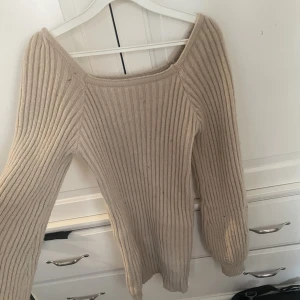 Klänning - En mjuk och stor klänning som formar kroppen. Sitter otroligt skönt och går att styla på flera olika sätt. Storlek xs/s. Använd fåtal gånger. 