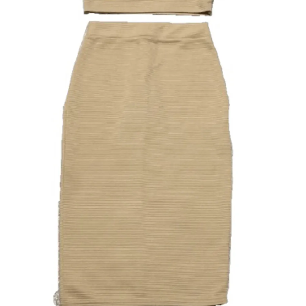 Super fin kjol och topp som kan användas enskilt, men också tillsammans. 100 kr för både toppen och kjolen. 🧡. Klänningar.
