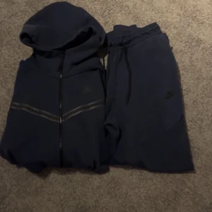 Nike tech fleece dress blå  - Byxorna m  Tröjan s  Skick 9/10 använd några gånger  Tröjan 500 hela dressen 900