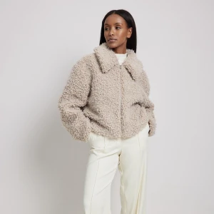 Höst jacka - Säljer denna helt oanvända Teddy jacka då jag beställde fel storlek. Prislappen är fortfarande på. Nypris 1200, säljer för 500