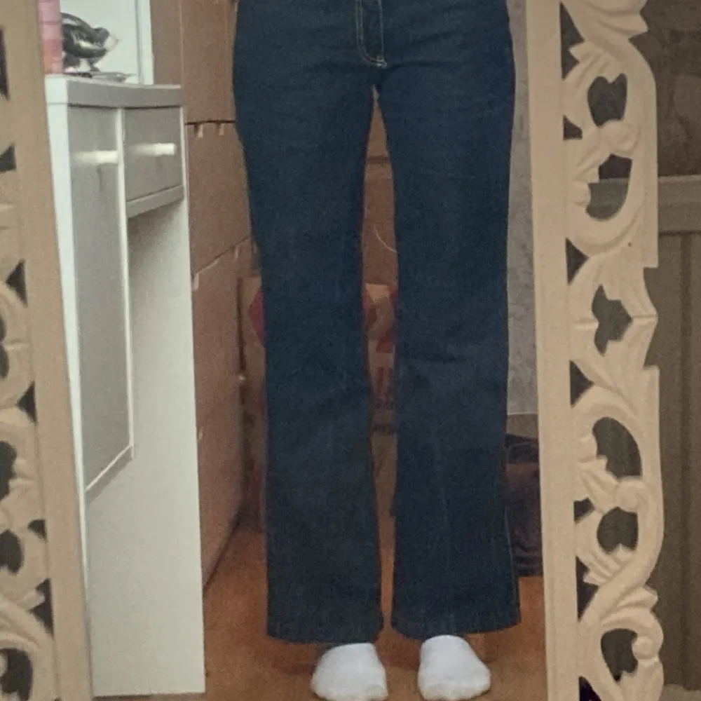 Ett par jättesnygga gossip jeans. De är väl använda men i fint skick. Säljer eftersom de är för korta på mig som är 1,71 cm lång, vilket man kan se på sista bilden.  Skicka ett meddelande för flera bilder.  Köparen står för frakt.. Jeans & Byxor.