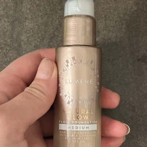 Lumene foundation - Helt oöppnad och oanvänd. Beställde 2 i olika färger men den andra passar bättre. Köptes på kicks för 239kr 