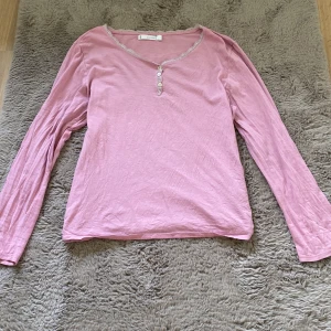 Långärmad tröja - Jag älskar verkligen denna tröjan men jag tycker inte att den sitter fint på mig tyvärr💗💗