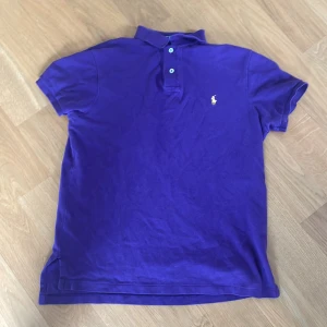 Polo Ralph lauren piké - En liten defekt på vänstra armen med ett litet hål. Skick 7/10