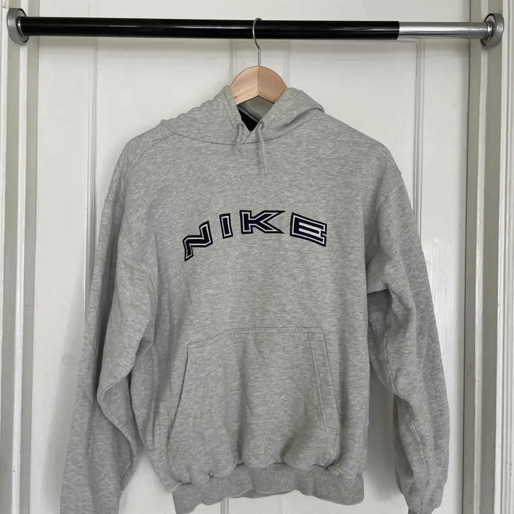 Snygg grå Nike hoodie från 90-talet!  Köparen står för frakt :). Hoodies.