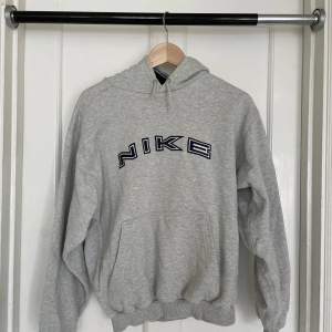 Snygg grå Nike hoodie från 90-talet!  Köparen står för frakt :)