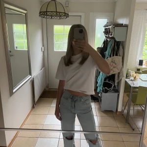 Jeans - Dessa jeans har jag haft i ett tag o de har aldrig kommit till användning. Inga defekter. Jag är 171 lång och de sitter bra på mig!!!