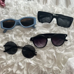 Solglasögon  - Säljer dessa 4 supersnygga glasögon Blåa: 80kr Svarta: 40kr Köp alla för 170kr💕