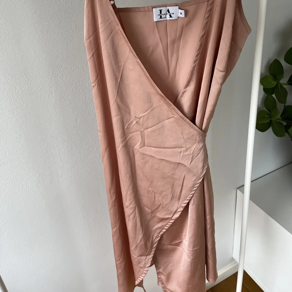 En silkesklännibg från Linn Ahlborgs kollektion.. Klänningar.