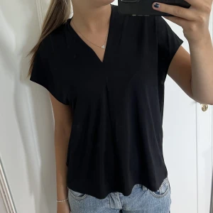 Svart topp  - Ny med prislapp kvar! 