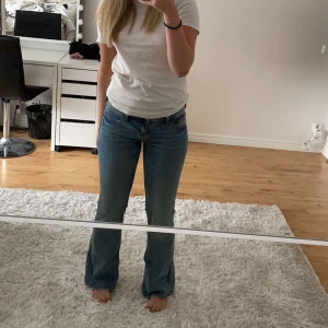 Low flared jeans - Säljer nu mina jeans från hm eftersom de inte kommer till användning💗pris går att diskuteras!