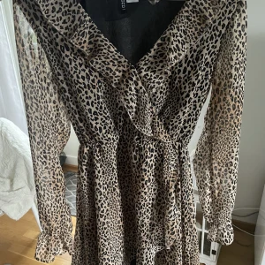 Klänning - Leopard klänning med volang detaljer. Säljer pågrund av att den inte längre används