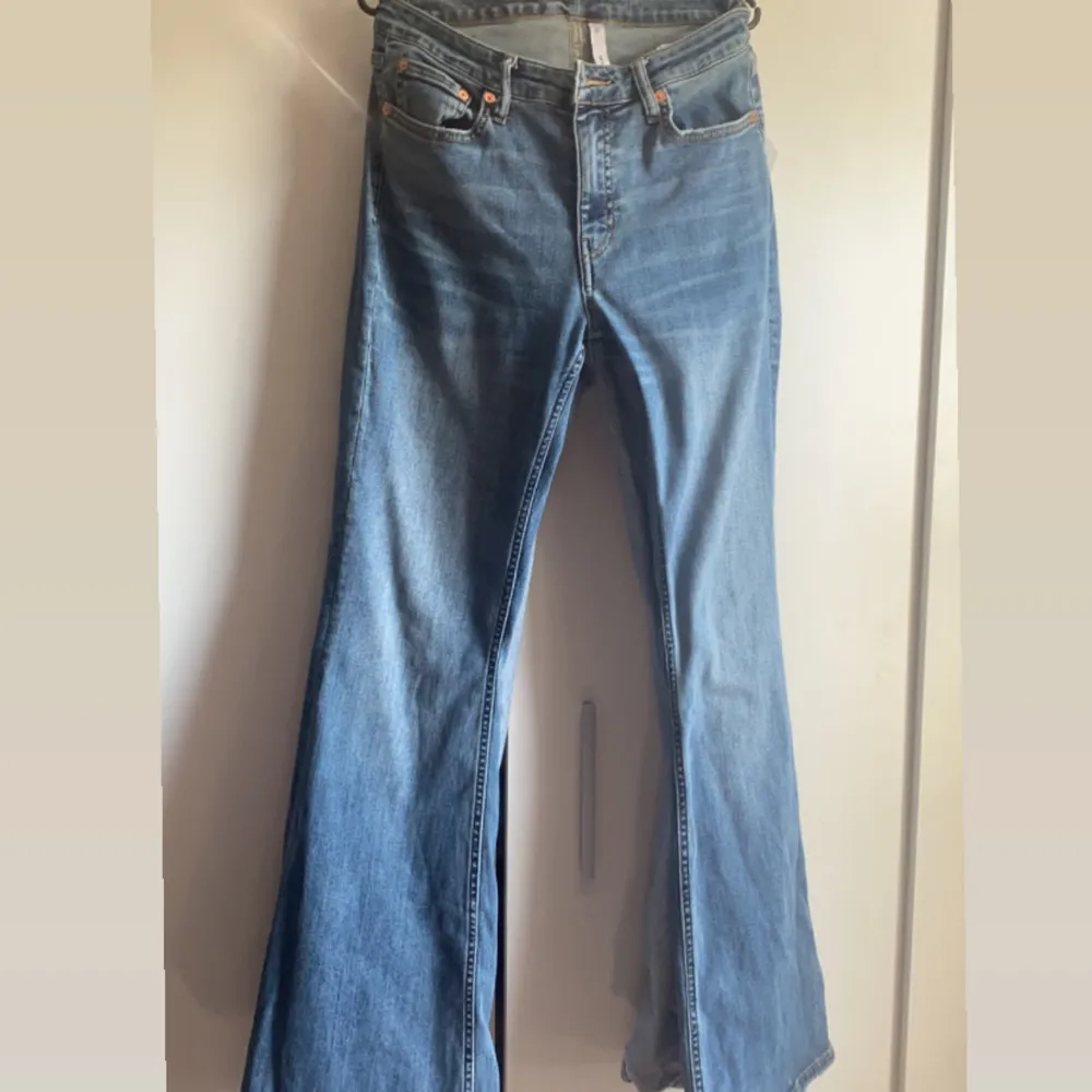 Hej, jag säljer dessa flame low flared jeans från weekday, jag har använt dem 3 gånger och de är i nytt skick. Jag säljer på grund av att de är för långa för mig och aldrig används. Jag köpte byxorna i butik i Göteborg, Kontakta mig för mer info💞. Jeans & Byxor.