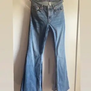 Hej, jag säljer dessa flame low flared jeans från weekday, jag har använt dem 3 gånger och de är i nytt skick. Jag säljer på grund av att de är för långa för mig och aldrig används. Jag köpte byxorna i butik i Göteborg, Kontakta mig för mer info💞