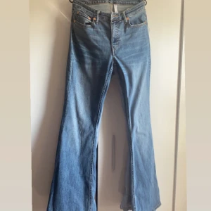 Låg midjade jeans  - Hej, jag säljer dessa flame low flared jeans från weekday, jag har använt dem 3 gånger och de är i nytt skick. Jag säljer på grund av att de är för långa för mig och aldrig används. Jag köpte byxorna i butik i Göteborg, Kontakta mig för mer info💞