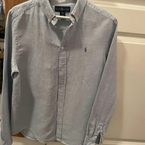 Ralph lauren skjorta  - Säljer en jättefin oanvänd Ralph lauren skjorta som är perfekt nu till sommaren!