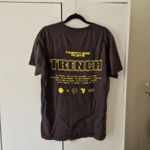 Bandtröja, Twenty one pilots - Twenty one pilots merch från trench-albumet, aldrig använd.