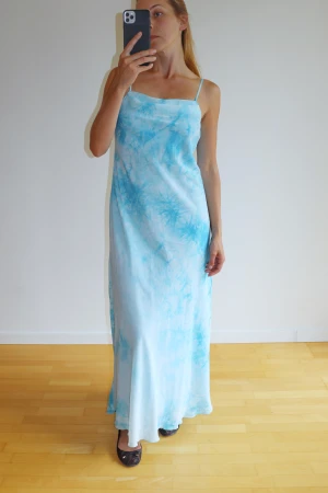 Summer dress - Very good condition, no damage or stains. Polyester material, doesn’t stretch. Size EU 36 on the label, but fits more like 38/M (too big for me in the upper part, I’m a size S and pretty flat chested). 