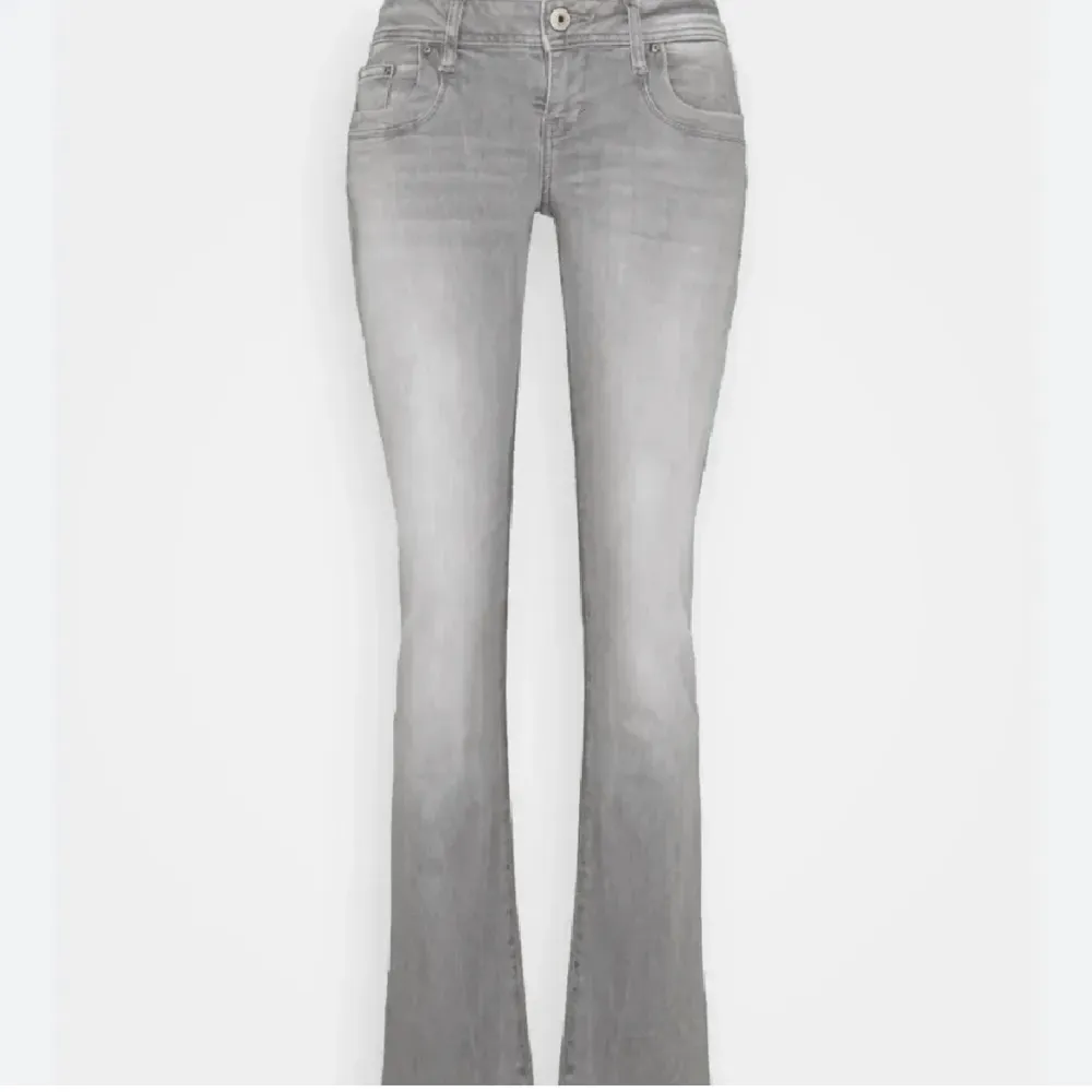 Säljer dessa ursnygga lågmidjade ltb jeansen då jag inte fått användning för de! Skriv privat för fler bilder💓. Jeans & Byxor.