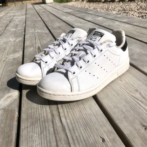 Adidas stan Smith skor  - Riktigt snygga adidas stan Smith skor, 9/10 skick tycker jag, vita, köparen står för frakten.