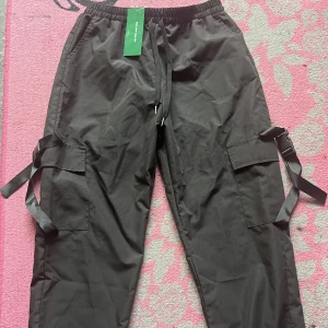 Lastbyxor - Säljer ett par coolane klaffficka spänne lastbyxor som är ifrån shein som är helt oanvänd så den är i bra skick inget fel alls jättefina bara det att vi inte ville ha för vi beställde fel 💗