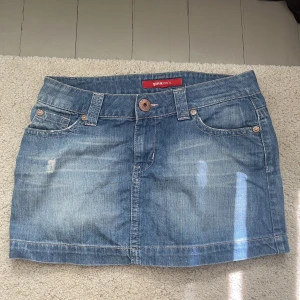 lågmidjad jeanskjol  - den passar mig tyvärr inte i storleken så säljer den vidare!! Den har två fläckar som inte har gått bort när jag har tvättat den (bild 1) men som tur är så synd dem knappt! Kontakta mig vid intresse!💓💓