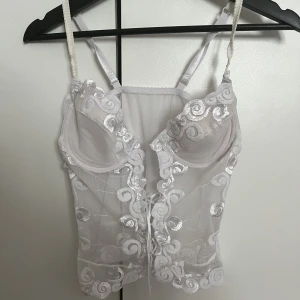 Topp - Super söt topp köpt secondhand! Skulle rekommendera den till en B-C cupa för bästa passform! 