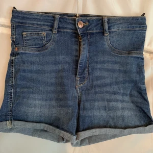 Jeansshorts - Blåa jeansshorts från Gina. Fint skick.