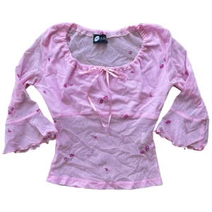 00s Babydoll Top - Världens vackraste vintage baby doll mesh topp från tidigt 00-tal😢💕Detaljerad med rosor och justerbart satin snöre vid brösten! Storlek S! I perfekt skick!💕