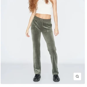 Juicy couture byxor  - Säljer ett par juicy byxor i färgen ljusgrön. De är i bra skick och är sparsamt använda💫