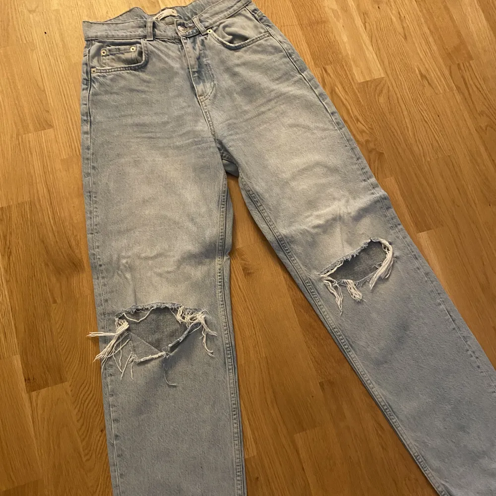 Ljusblå jeans från Gina Tricot.  Model: 90’s High waisted jeans.  Ser mörkare ut på bilderna då det är dåligt ljus, går självklart att be om fler bilder om man vill :). Jeans & Byxor.