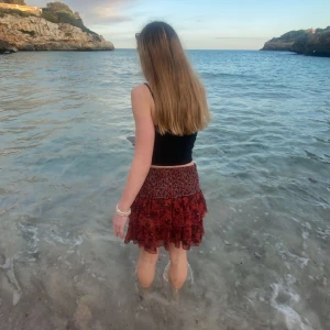 Zara kjol❣️ - Säljer denna super fina kjol från zara då den ej kommer till användning! Den är i super fint skick och har inga skador eller liknande! Den är använd 1 gång och de var på bilderna💖