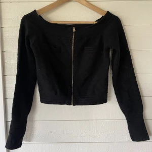 Offshoulder topp - Säljer denna exklusiva offshoulder topp, endast använd ett fåtal gånger! Osäker på storlek men skulle tippa på att den är i storlek S✨