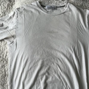 Stone Island - Säljer min Stone Island tröja, med reflextryck på ryggen. Lågt pris pga använd väl och en fläck.