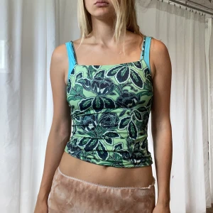 Tropisk topp - Härligt tunt stretchmaterial. Köpt ifrån Zara för längesen. Ej defekter. Storlek S.