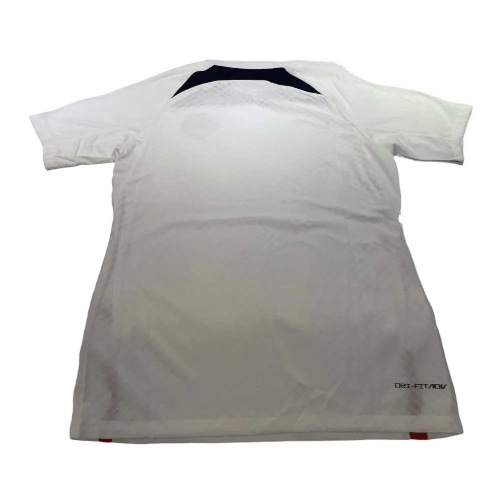 En PSG-tröja i storlek M som är vit. Den är perfekt passande och av hög kvalitet. Dess andningsförmåga gör den idealisk för både matcher och träning.. T-shirts.
