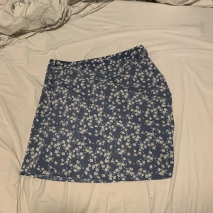 Kjol - Kjol från shein säljes billigt stl s dragkedja på sidan pris 25kr 