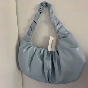 Blå väska - Säljer denna jättefina blåa väskan från Nelly.com, den är helt ny med prislapp kvar. Den är lite större i modellen, man får plats med super mycket i den. Hör av er vid frågor eller tryck gärna på köp nu 💘