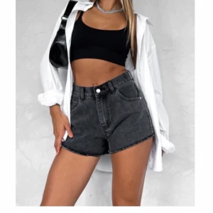 Shorts  - Jag säljer dessa jätte snygga jeans shortsen. Aldrig använd. Från Whitefox. Säljer då de inte passade mig. Köparen står för frakten.☺️