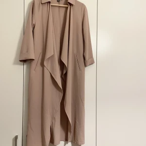 Gammelrosa kappa från Primark - Gammelrosa jacka från primark, helt oanvänd.  Hör av er vid frågor!