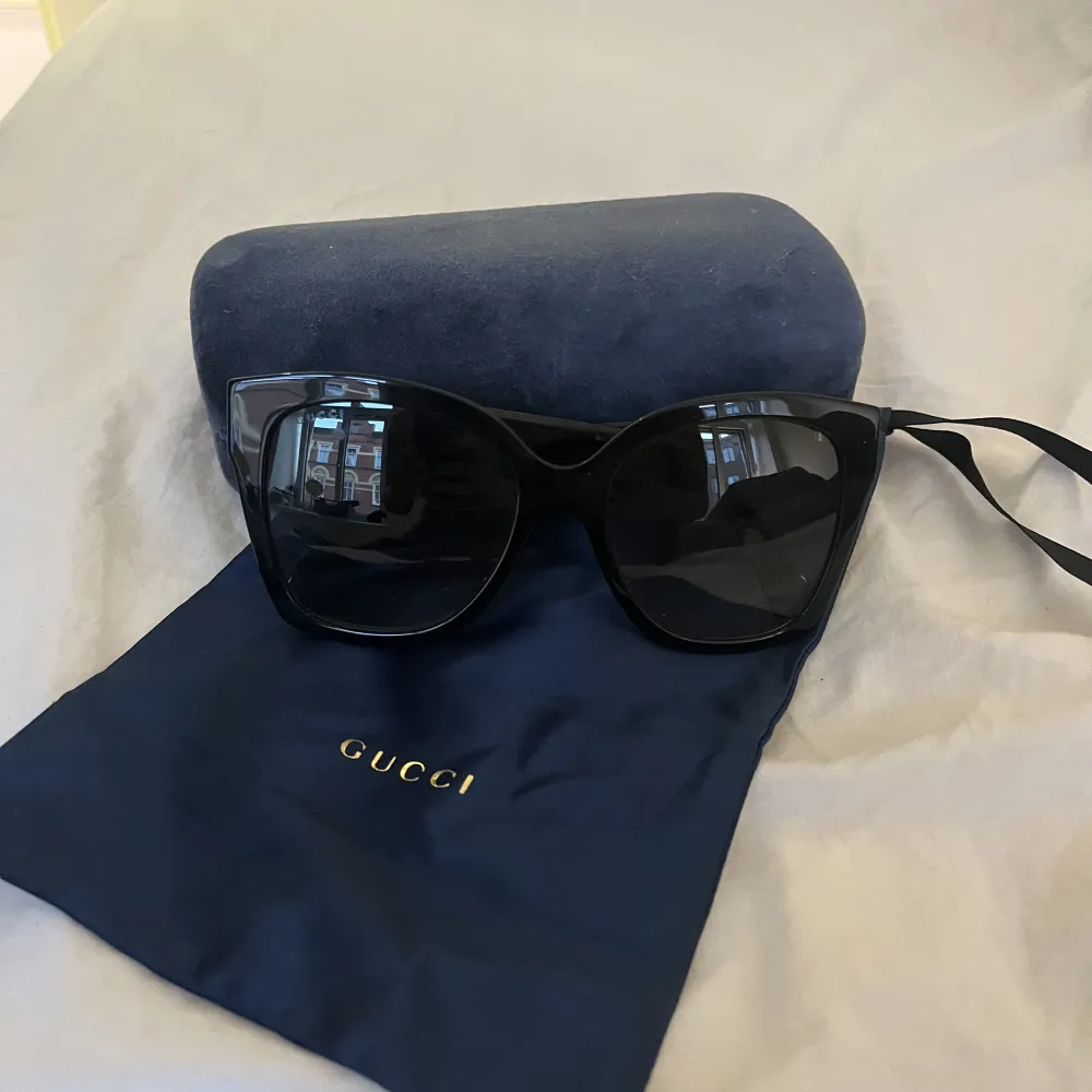 Stora solglasögon från Gucci. Köpta 2021. Använda fåtal gånger. Köparen står för frakt❤️. Accessoarer.
