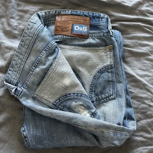 D&G Jeans - Rätt stora, men inget ett bälte inte löser. Fått många komplimanger med dessa byxor, men har tyvärr tröttnat på dom.