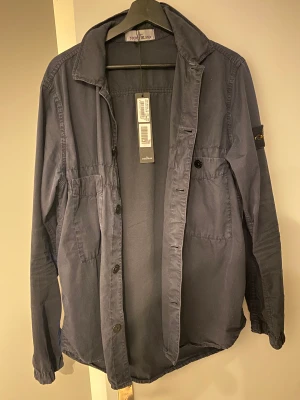 Stone Island Overshirt - Säljer nu min fina Stone Island overshirt. Sparsamt använd, skick 9/10. Har tyvärr inte kvar kvitto. Kan skicka eller mötas upp i Värnamo. Skriv för fler bilder. Självklart äkta.
