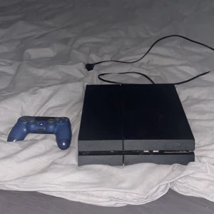 PS4 Original - Säljer mitt fullt fungerande Playstation 4, inget fel på det alls. Kabel, kontroll samt konsoll ingår. Skicka iväg ett meddelande vid fler frågor!!