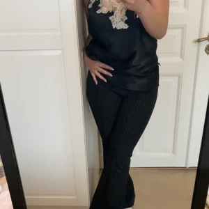 Kostymbyxor - Randiga low/midwaist kostymbyxor från Gina💗 sitter perfekt på mig som är 160, storlek 36. Pm för fler bilder🩷