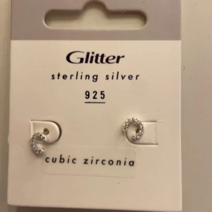 Smycken  - Säljer dessa örhängen från glitter av äkta silver💍 det är ett par C:n men det funkar även som bara vanliga örhängen💓