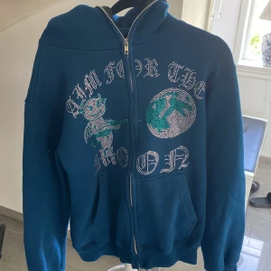 Rhinestone hoodie - En skit snygg aim for the moon hoodie alla stenar sitter kvar och tröjans skick är 7,5/10